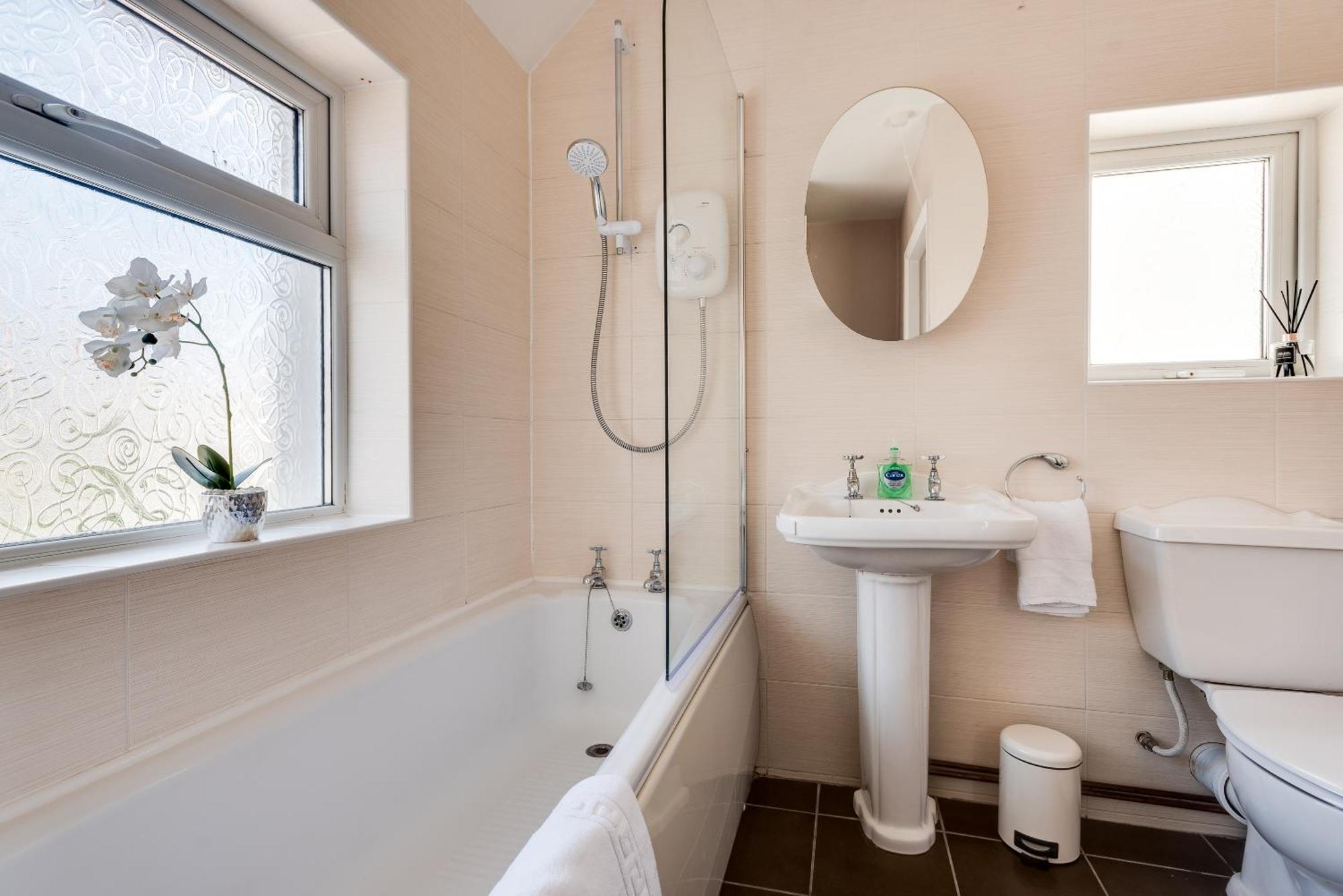 The Abode - 3-bedroom House - Large Garden & Free Parking