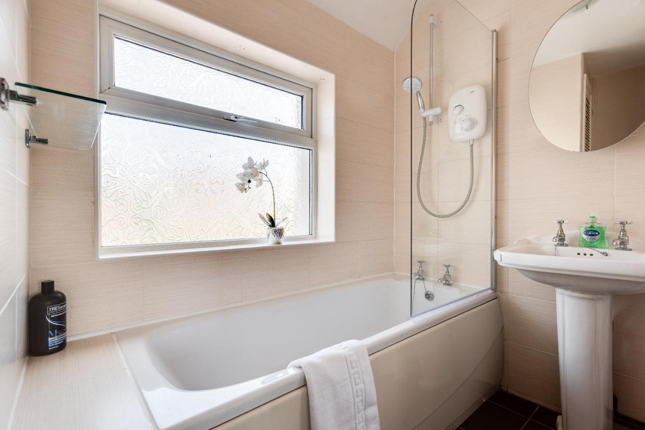 Holiday home The Abode - 3-bedroom House - Large Garden & Free Parking
